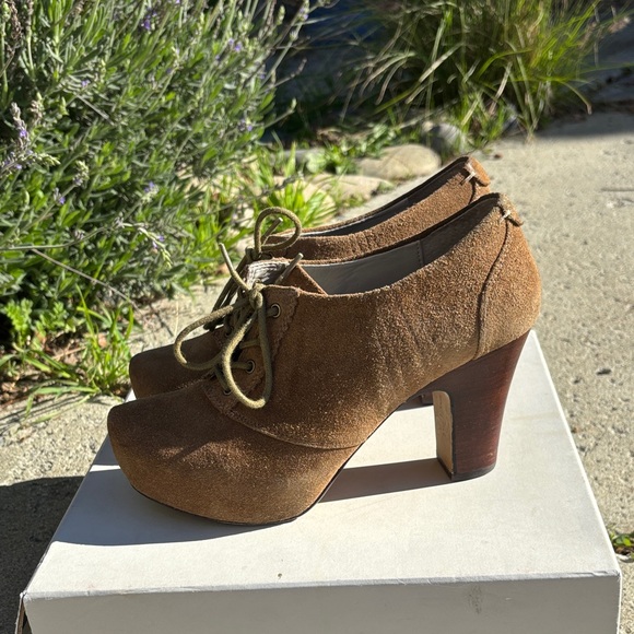 Hinge Brown Hochbarise Lea Suede Lace-Up Bootie/Heels. EUC. Sz 8 - Picture 4 of 11